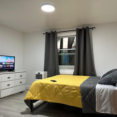 מיאמי Serene Full Bed With 50 Inch Smart Tv, Netflix, Airplay, Mini-Fridge, And 500 Mbps Wifi Near Fiu, Dolphin Mall, Airport מראה חיצוני תמונה