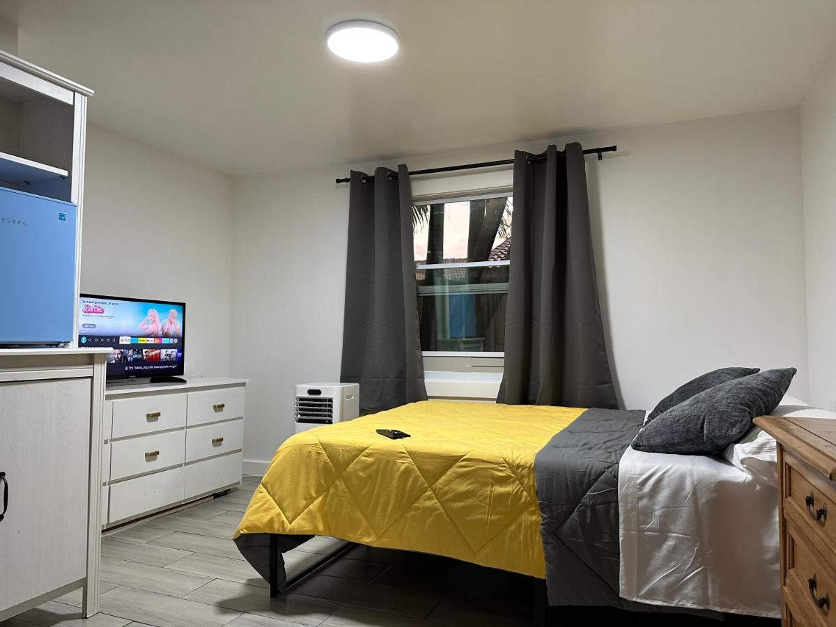 מיאמי Serene Full Bed With 50 Inch Smart Tv, Netflix, Airplay, Mini-Fridge, And 500 Mbps Wifi Near Fiu, Dolphin Mall, Airport מראה חיצוני תמונה