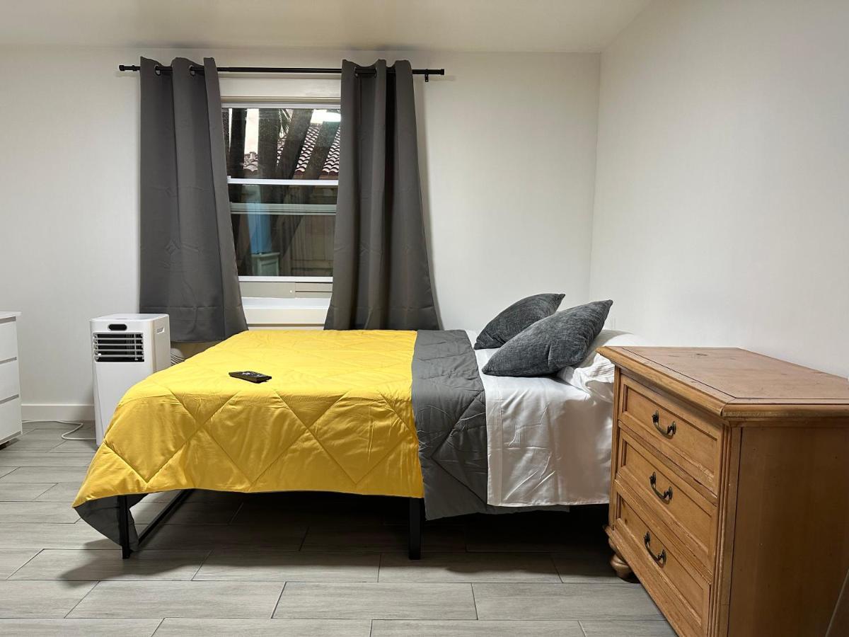 מיאמי Serene Full Bed With 50 Inch Smart Tv, Netflix, Airplay, Mini-Fridge, And 500 Mbps Wifi Near Fiu, Dolphin Mall, Airport מראה חיצוני תמונה