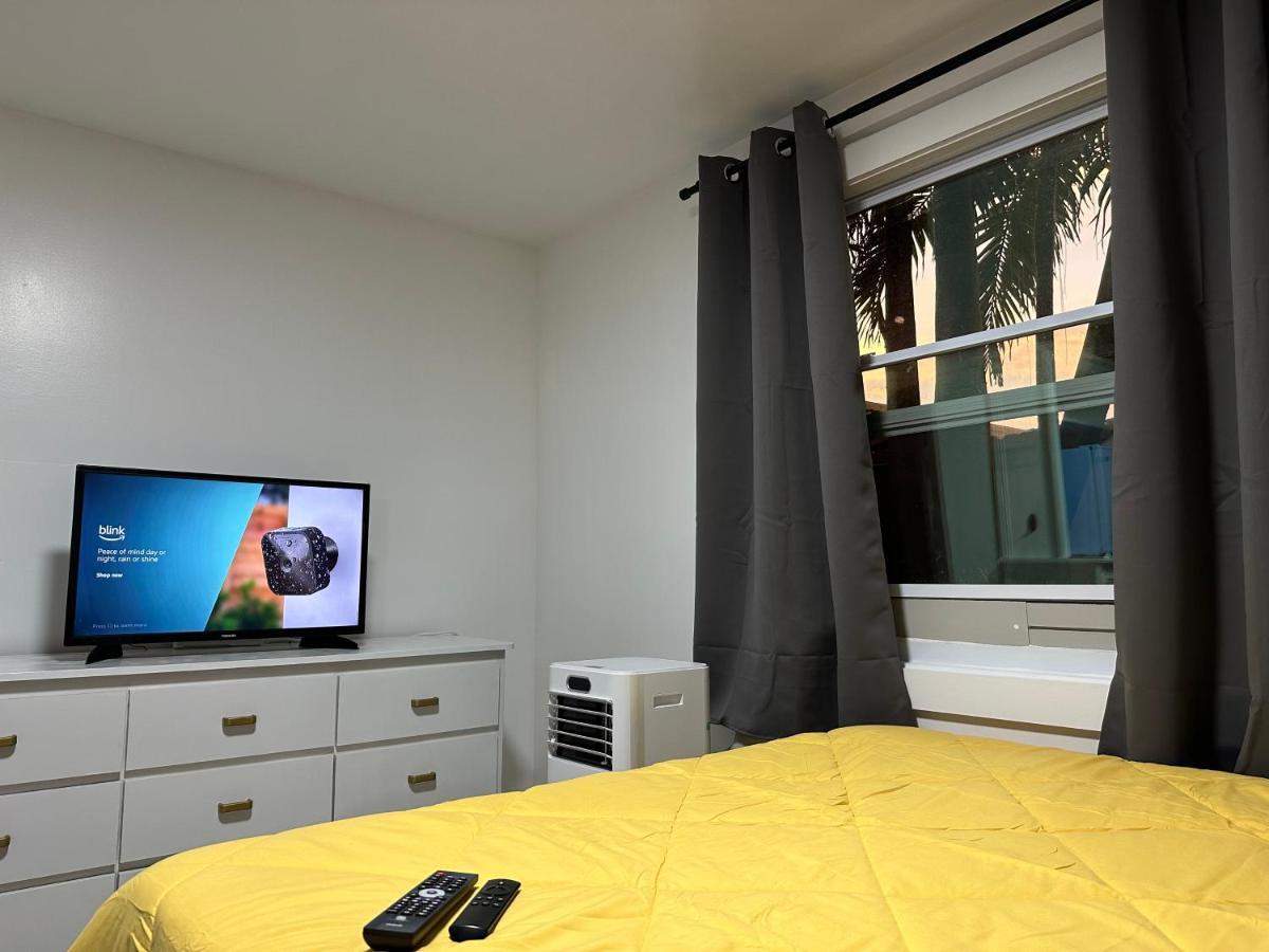 מיאמי Serene Full Bed With 50 Inch Smart Tv, Netflix, Airplay, Mini-Fridge, And 500 Mbps Wifi Near Fiu, Dolphin Mall, Airport מראה חיצוני תמונה